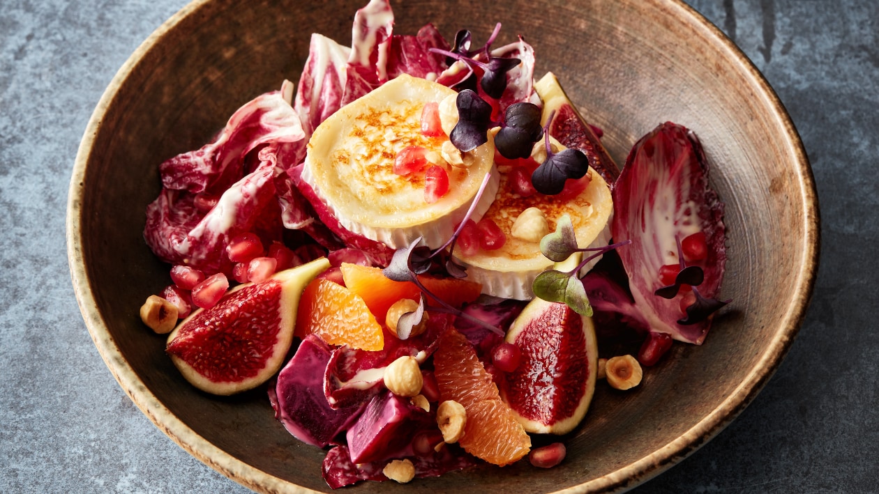 Roodlof salade met gebakken geitenkaas, bietjes, sinaasappel, vijgen en granaatappel – Recept