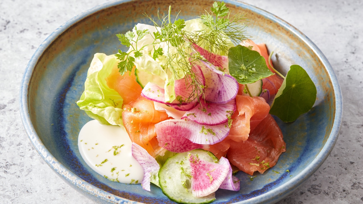 Salade met gerookte zalm, radijs en komkommer met yoghurt-limoen dressing – Recept