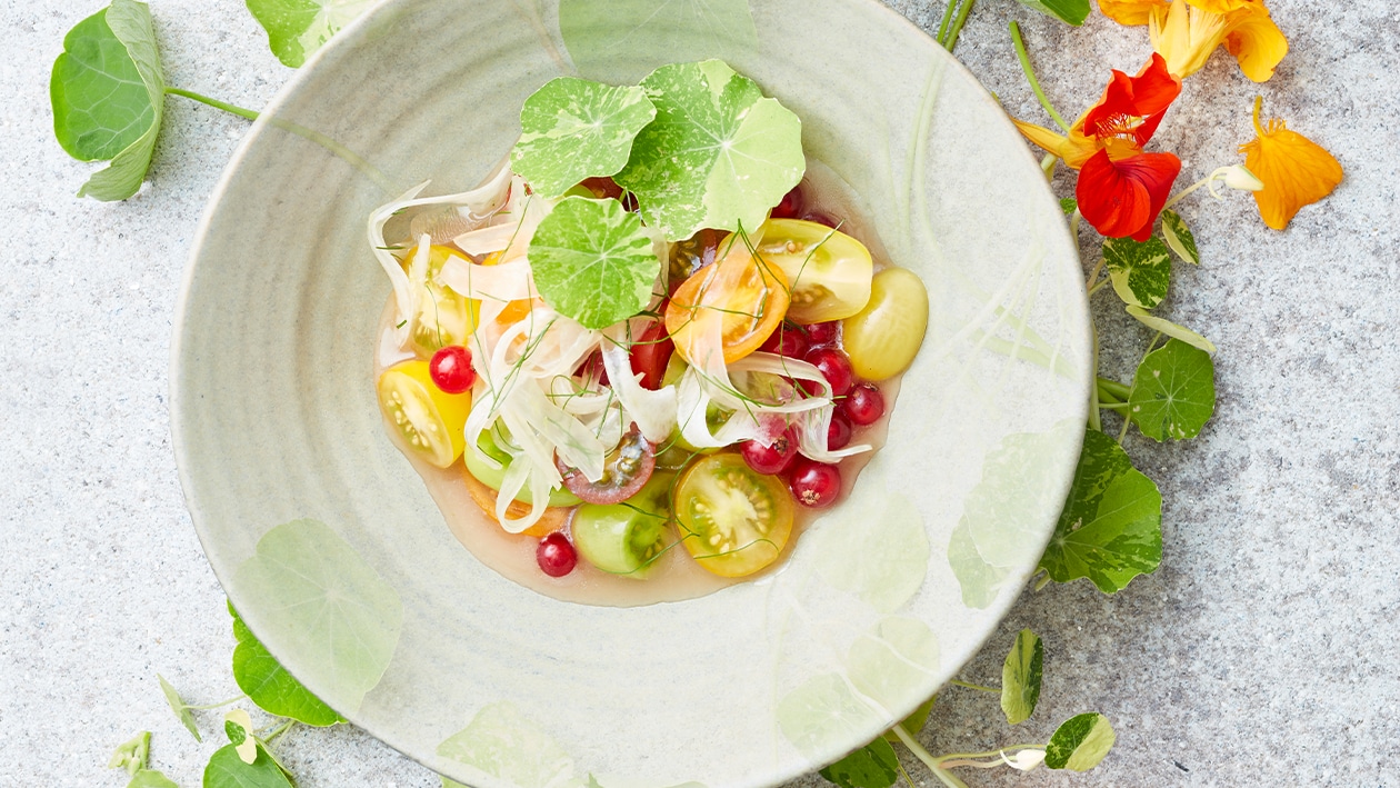 Tomaten-venkel salade met aalbessen, hangop en tomatenvinaigrette – Recept