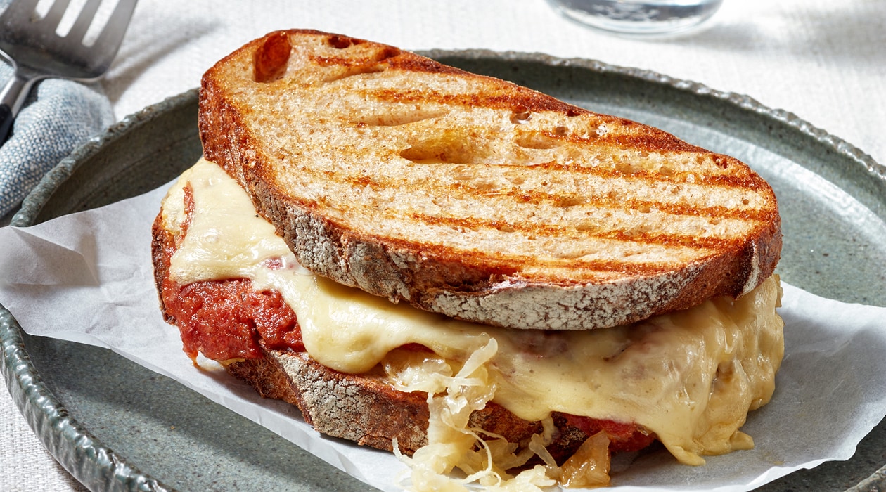 Reuben Sandwich met corned beef, zuurkool en romige kaas – Recept