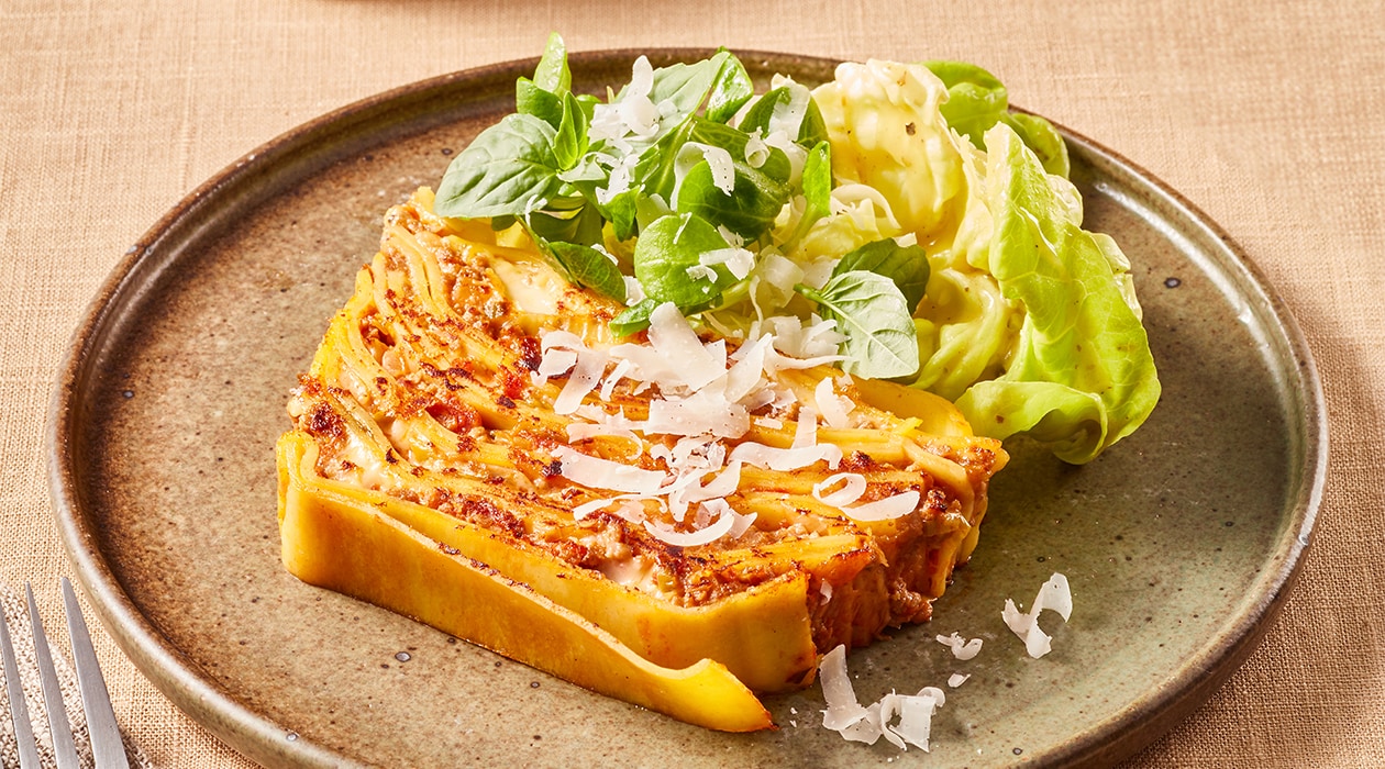 Dubbel gebakken lasagne met kropsla en Parmezaanse kaas – Recept