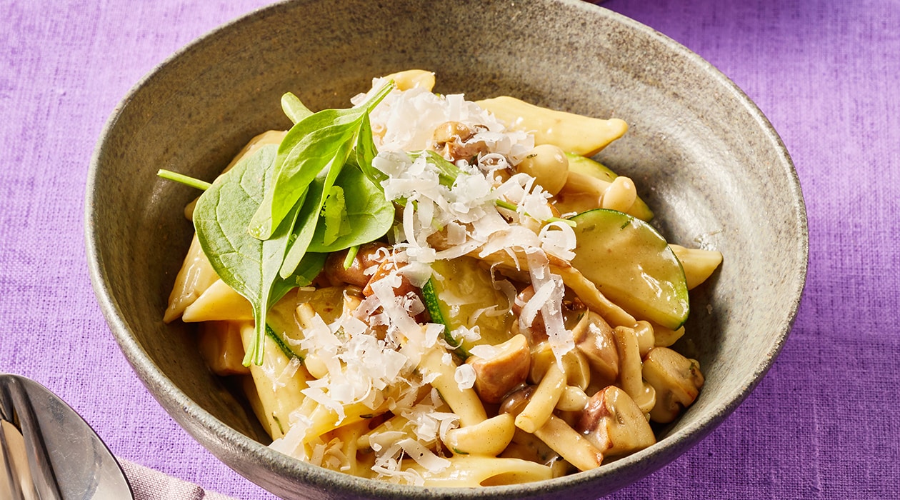 Penne met paddenstoelen, courgette en Parmezaanse kaas – Recept