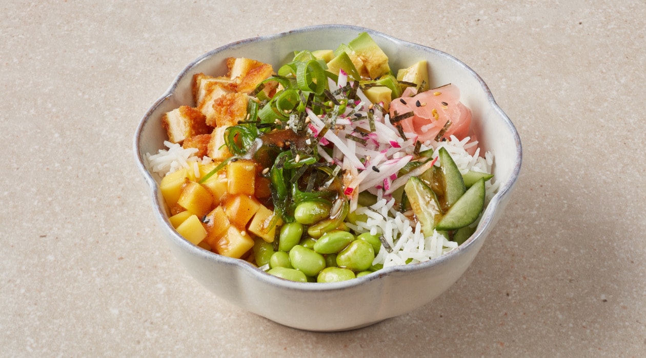 Poké bowl met vegetarische krokante kipburger – Recept